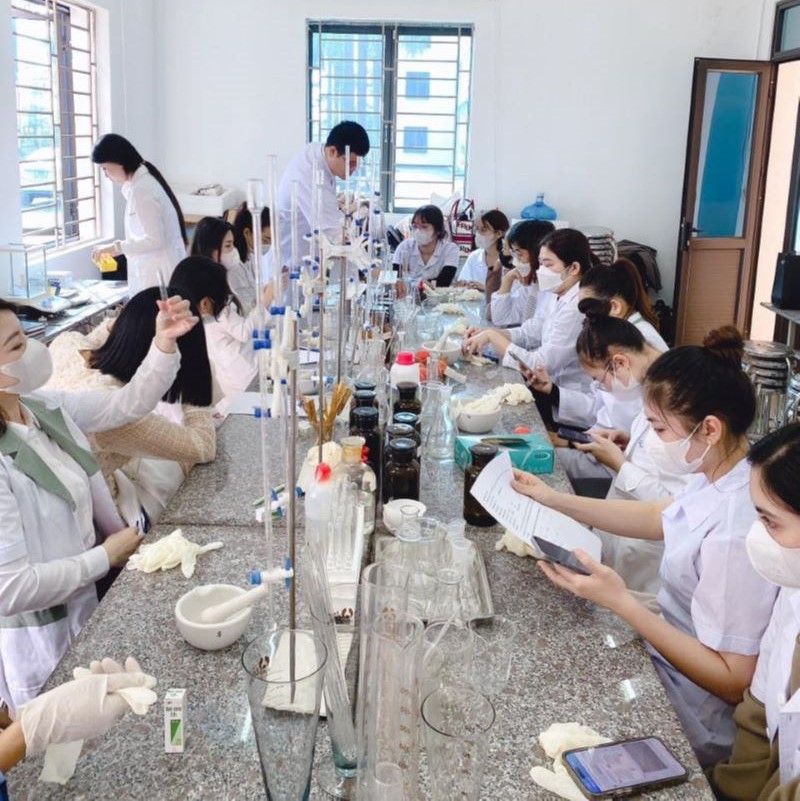 Một tiết học thực hành của sinh viên Cao đẳng Dược