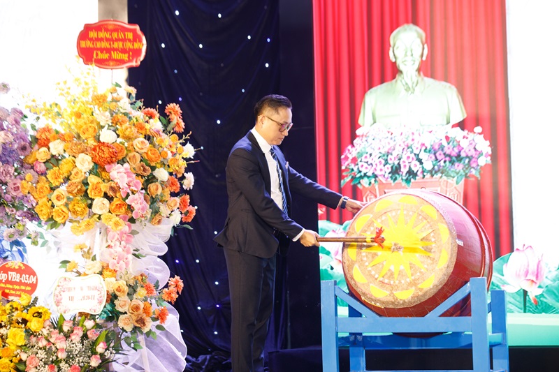 Thầy Lê Minh Tiến đánh trống khai giảng năm học mới 2024 - 2025