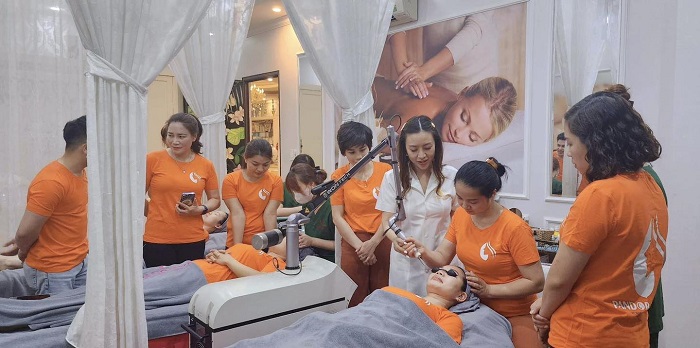 Sinh viên học nghề Chăm sóc sắc đẹp thực hành